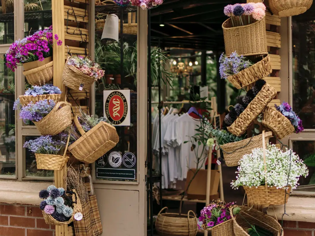 Interior de una floristería de barrio