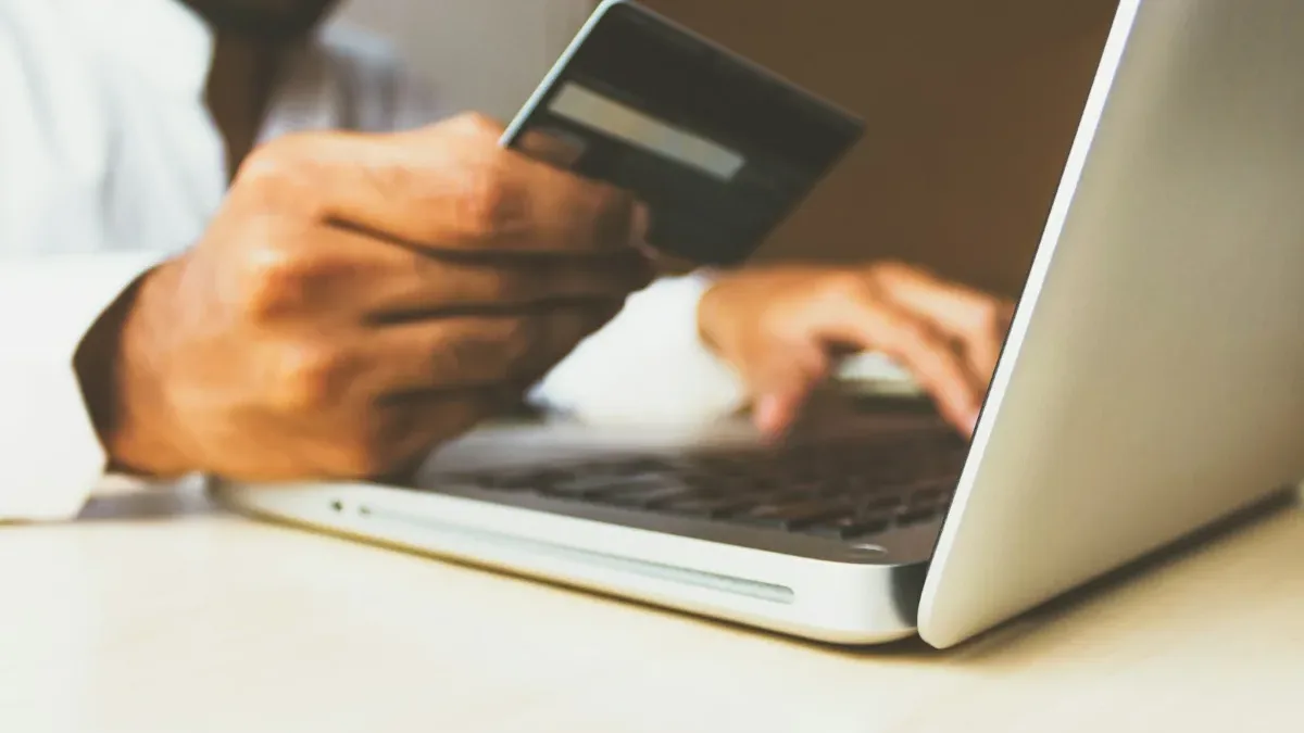 Persona comprando online con tarjeta y portátil durante Black Friday
