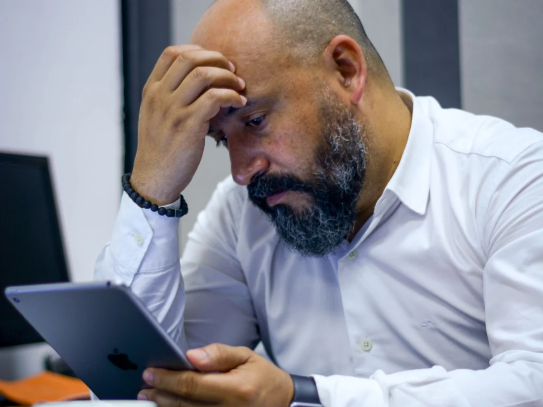Directivo agobiado preparando el informe a mano