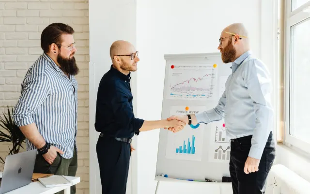 Equipo comercial revisando el informe de ventas