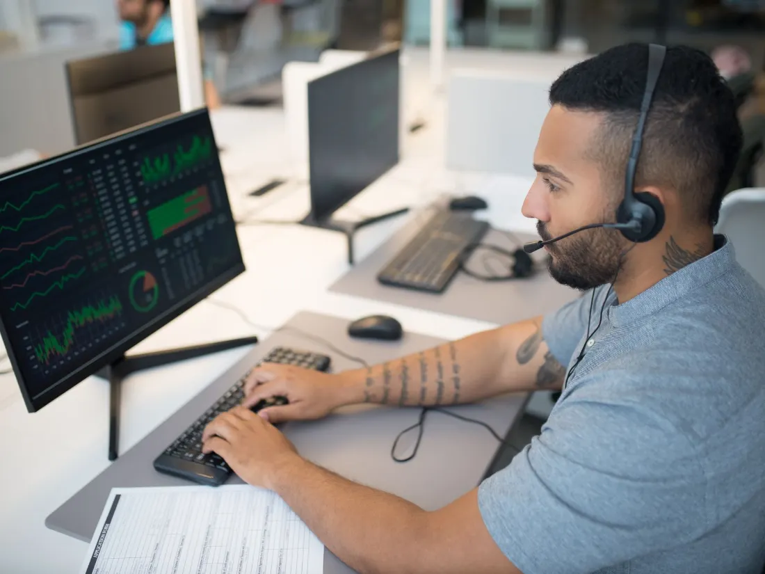 Profesional con varias herramientas de datos conectadas