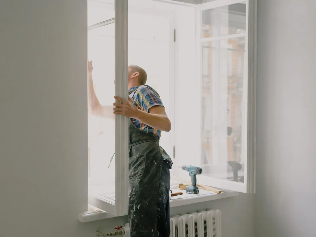 Instalación de una ventana en una reforma de vivienda