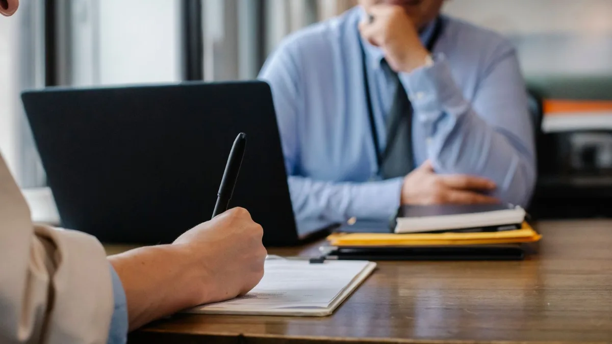 Conversación con un experto tomando notas para preparar un contenido