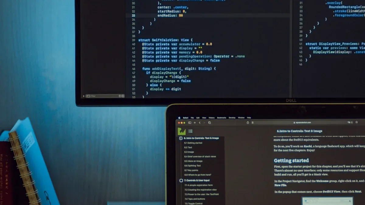 Monitor y portátil con código abierto en un puesto de programación