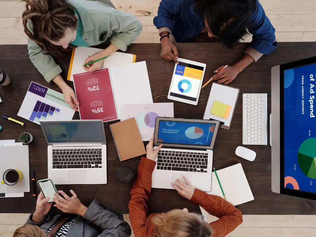 Equipo revisando la visibilidad de su empresa en Google y en buscadores de IA