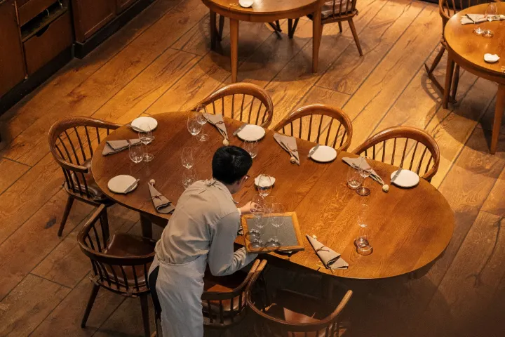Sala de un restaurante con mesas preparadas