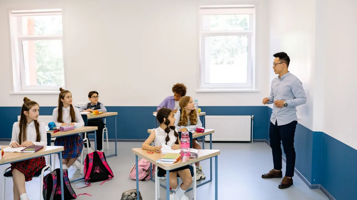 Profesor explicando a un grupo de alumnos en una clase de refuerzo
