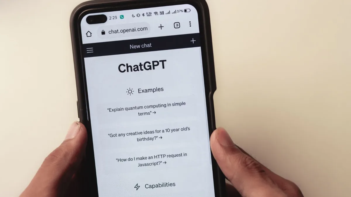 Persona consultando ChatGPT en el móvil