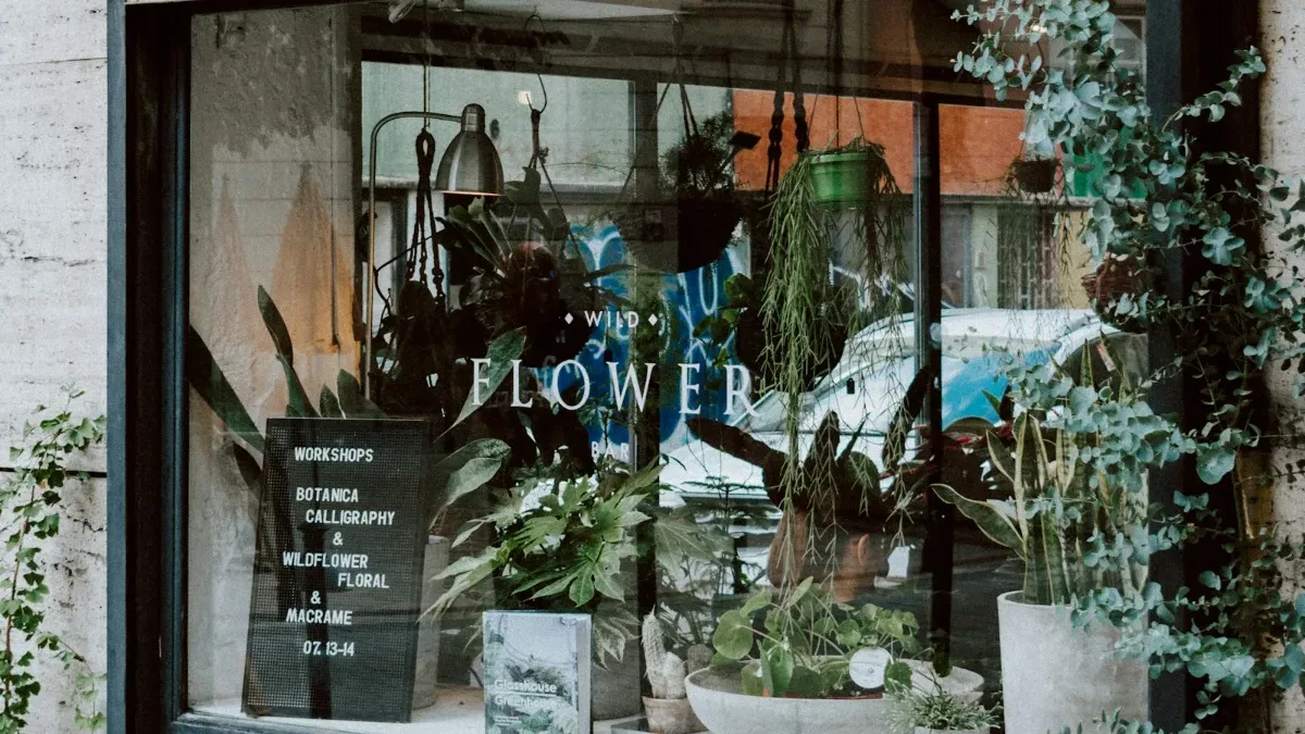 Fachada de una floristería de barrio con plantas en la entrada