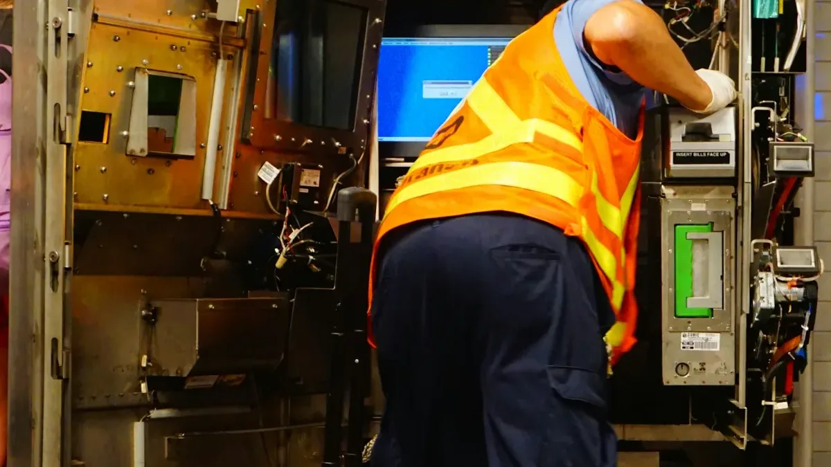 Técnico de un servicio de asistencia técnica reparando una máquina