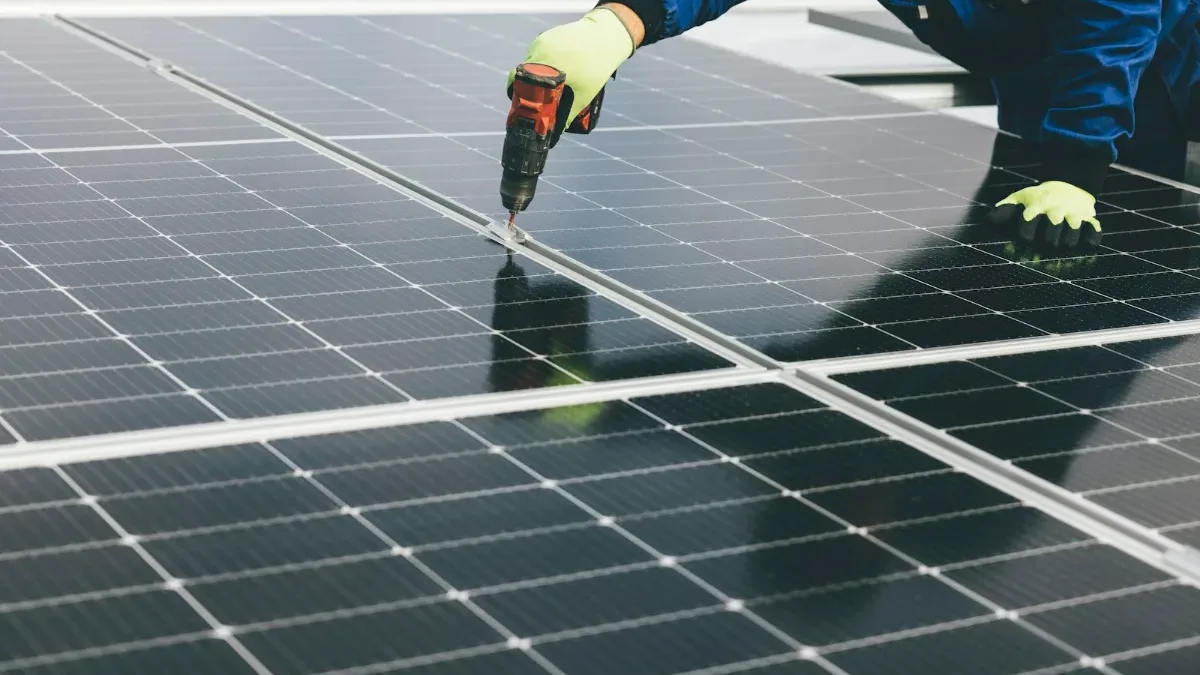 Técnico trabajando en la instalación de paneles solares fotovoltaicos