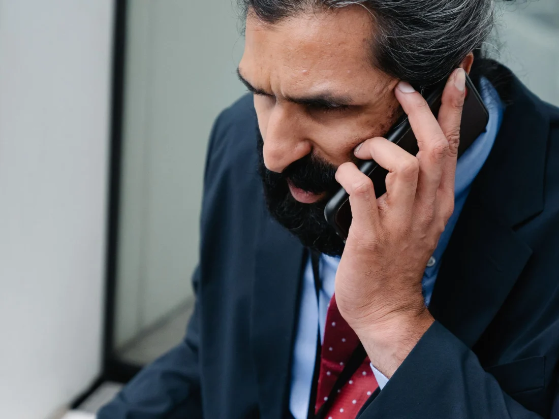 Comercial hablando por teléfono con un cliente