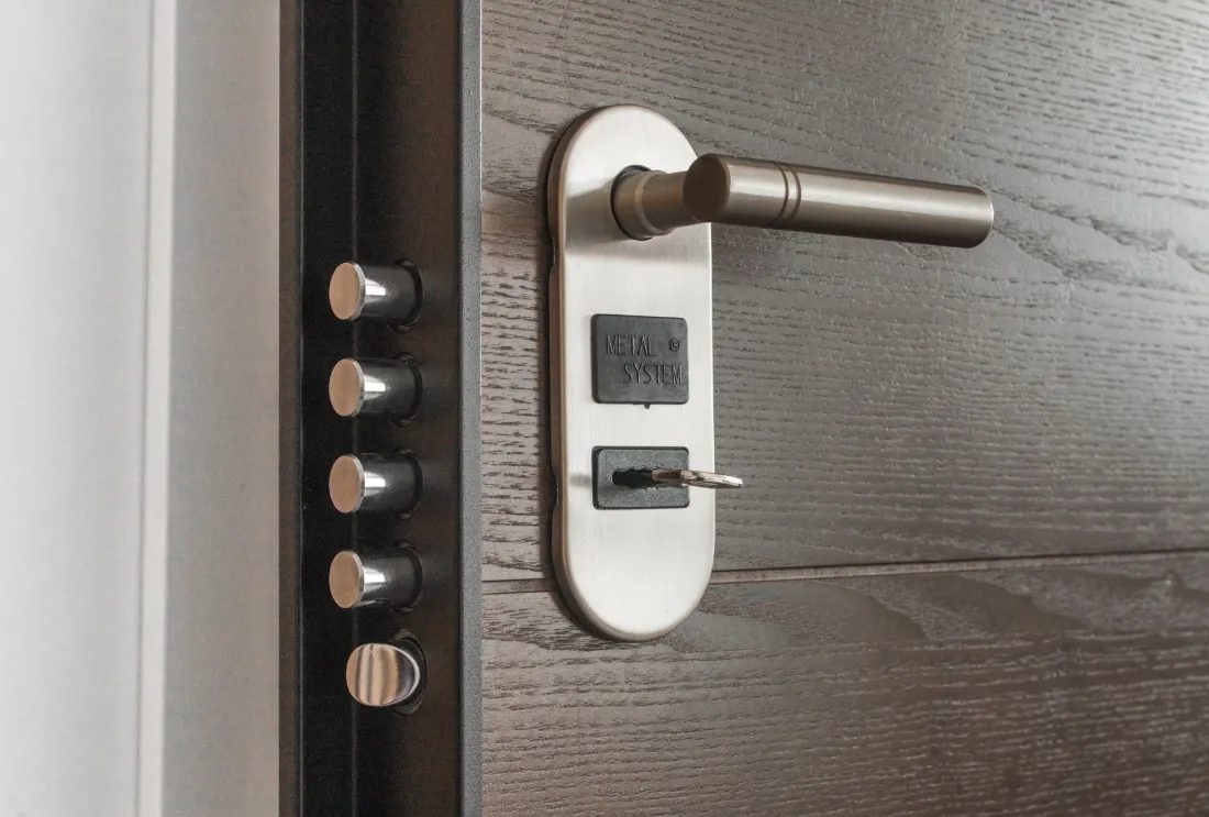 Puerta acorazada con manilla y cerradura de seguridad