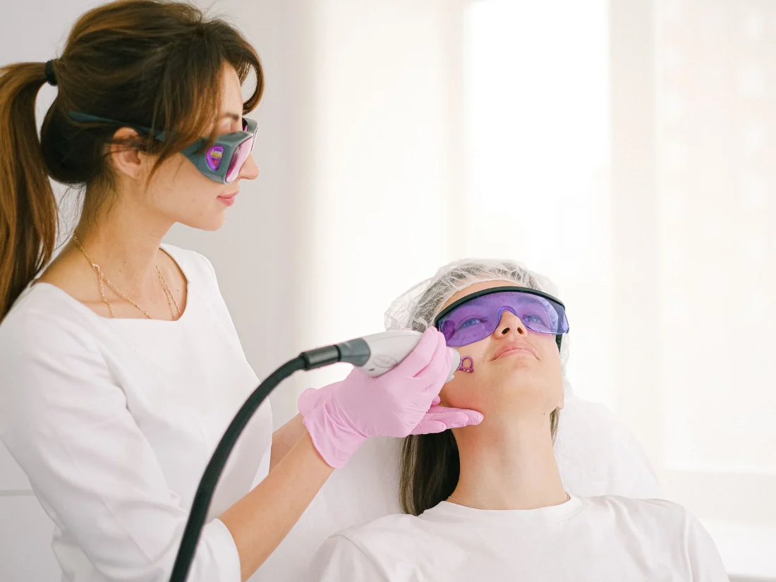 Tratamiento con láser en un centro de estética