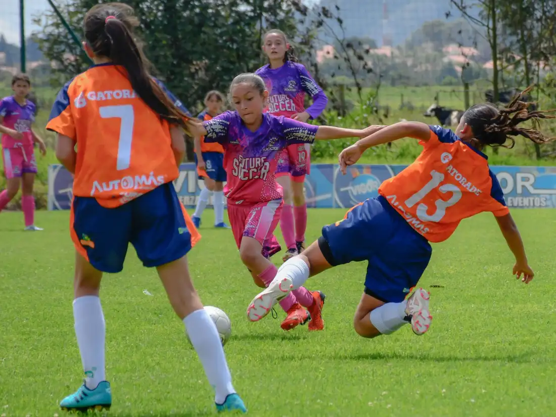 Jugadoras de fútbol base durante un partido