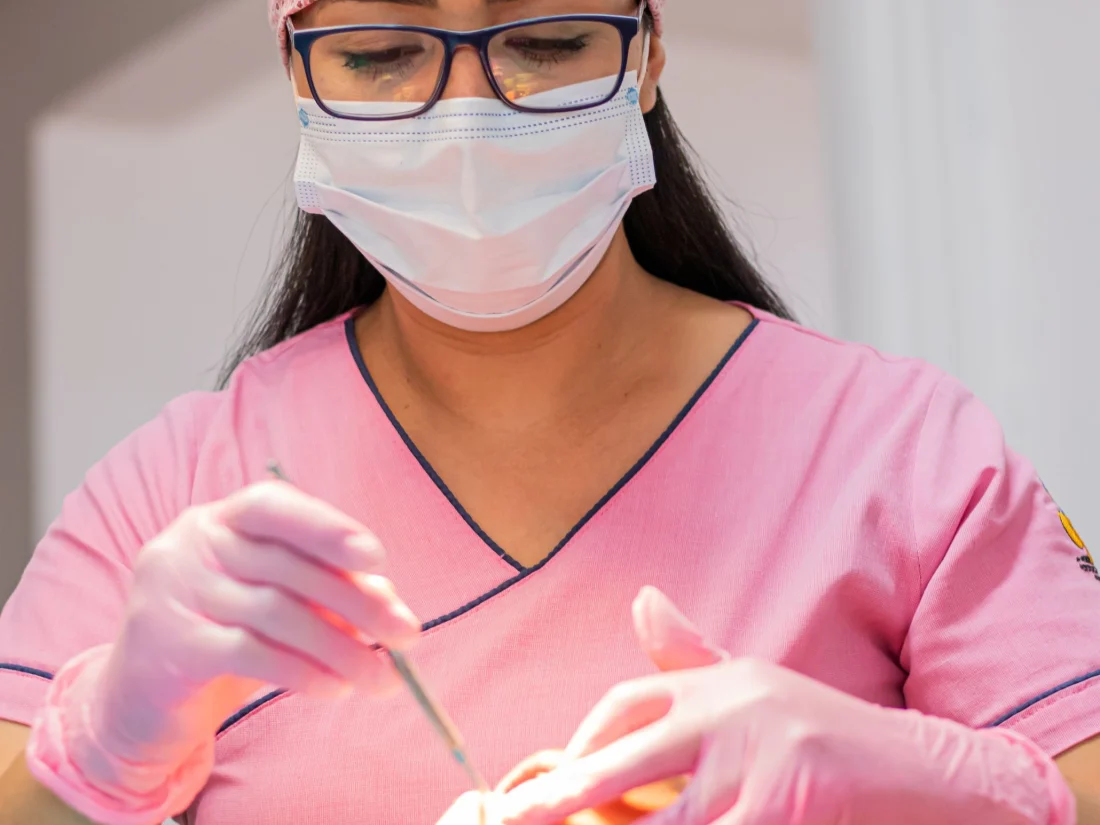 Dentista atendiendo a un niño en la consulta