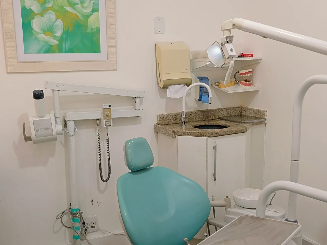 Gabinete dental moderno con sillón de tratamiento