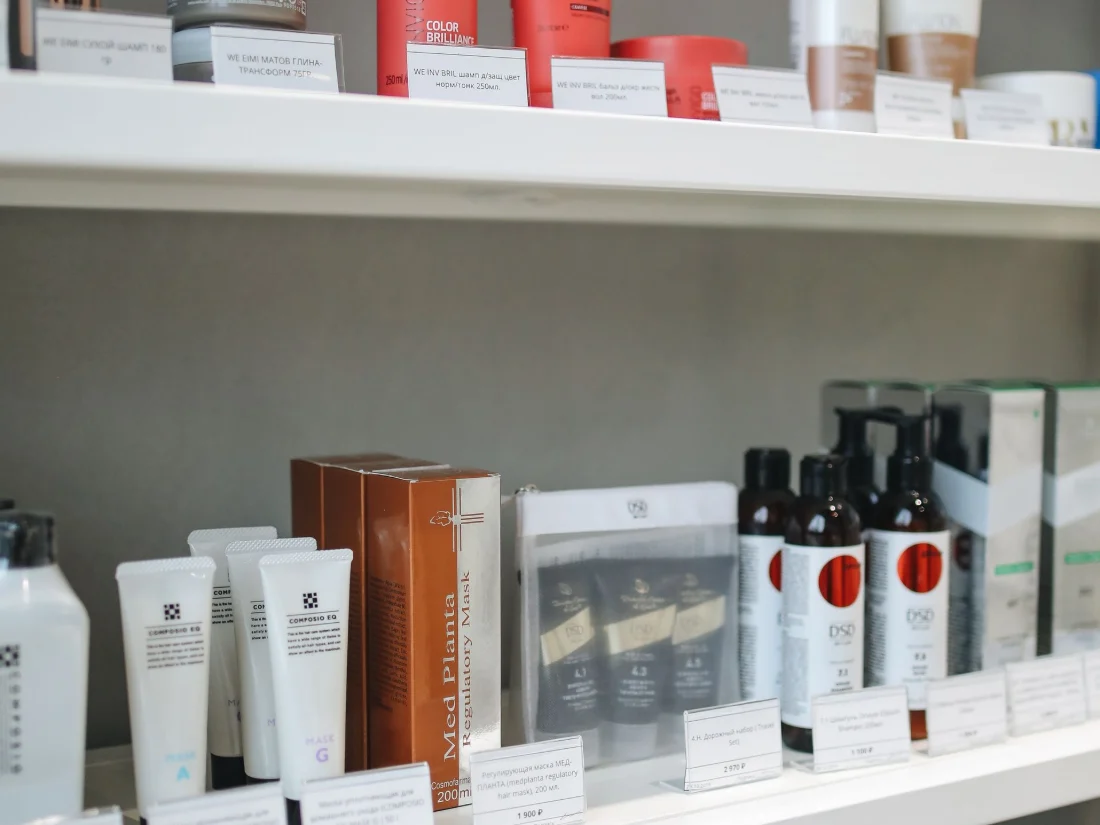Estantería de parafarmacia y dermocosmética