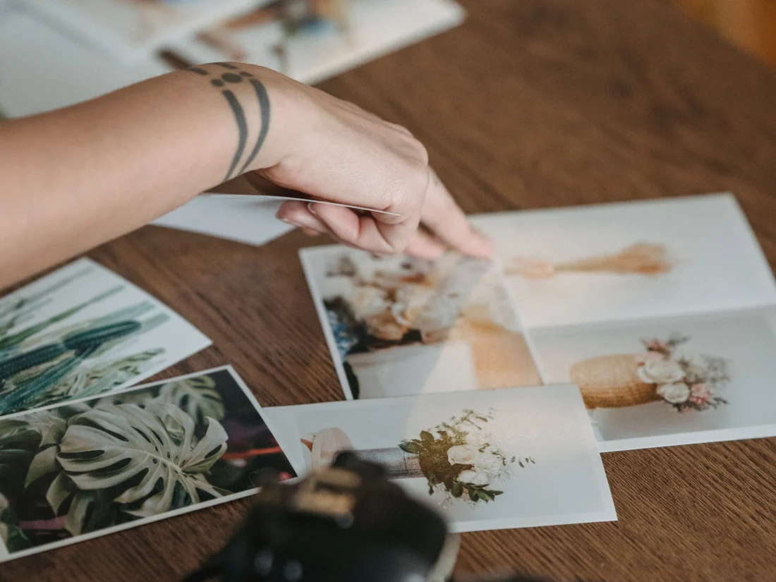 Fotografías impresas sobre la mesa de un estudio
