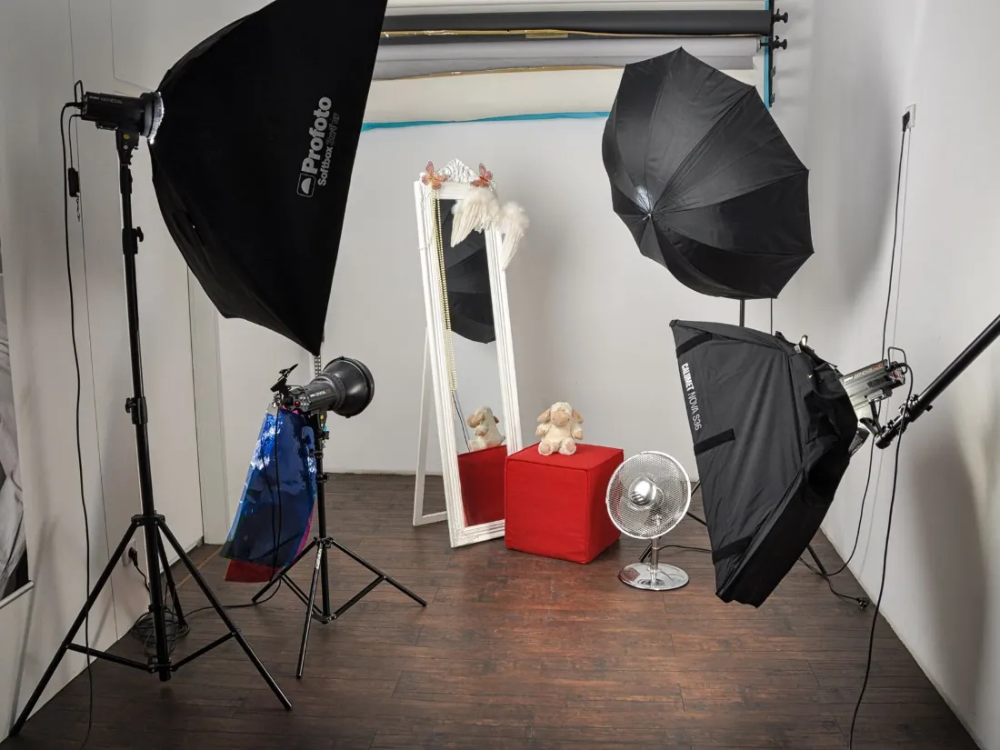 Sesión de fotos en un estudio con fondo blanco