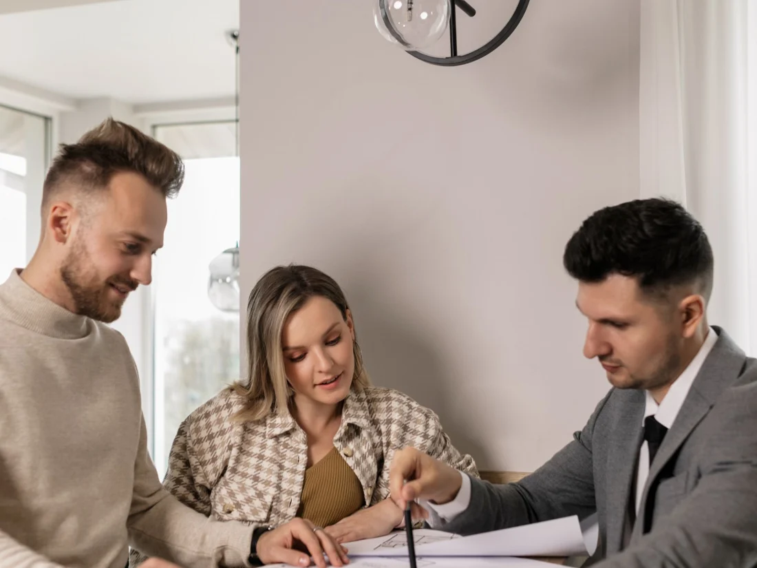 Firma de un contrato en una agencia inmobiliaria