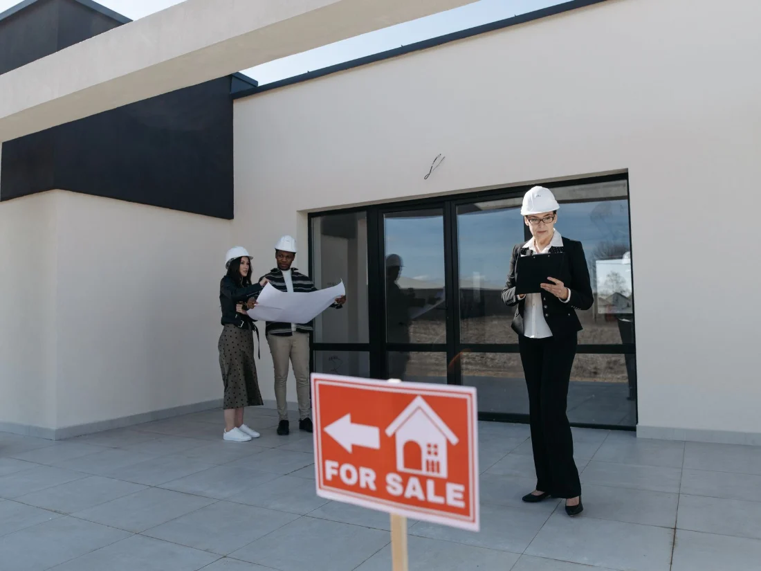 Cartel de venta frente a una vivienda