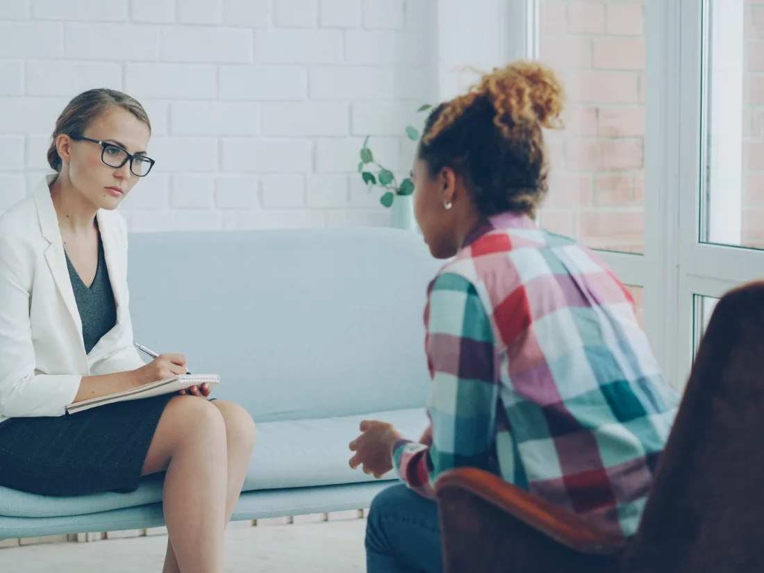 Psicóloga atendiendo a una paciente en su consulta