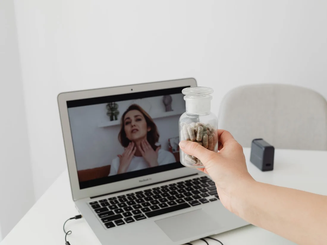 Sesión de terapia online por videollamada en un portátil