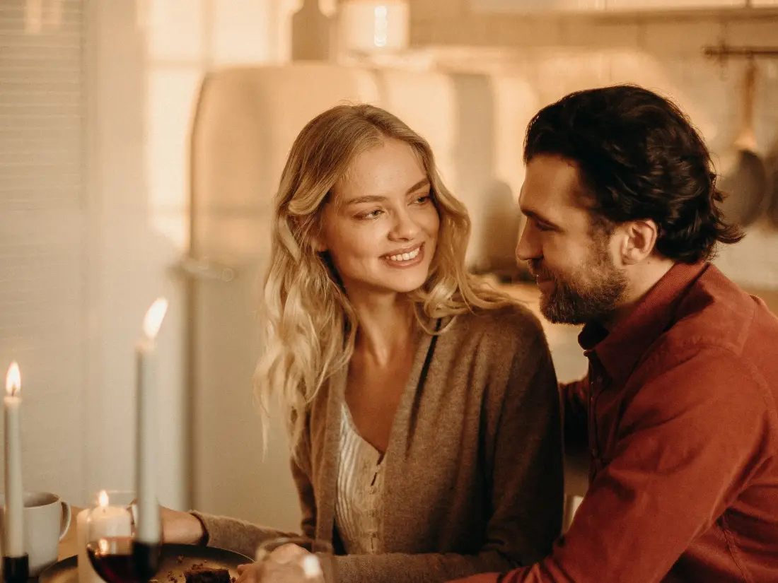 Pareja cenando en un restaurante tras reservar mesa