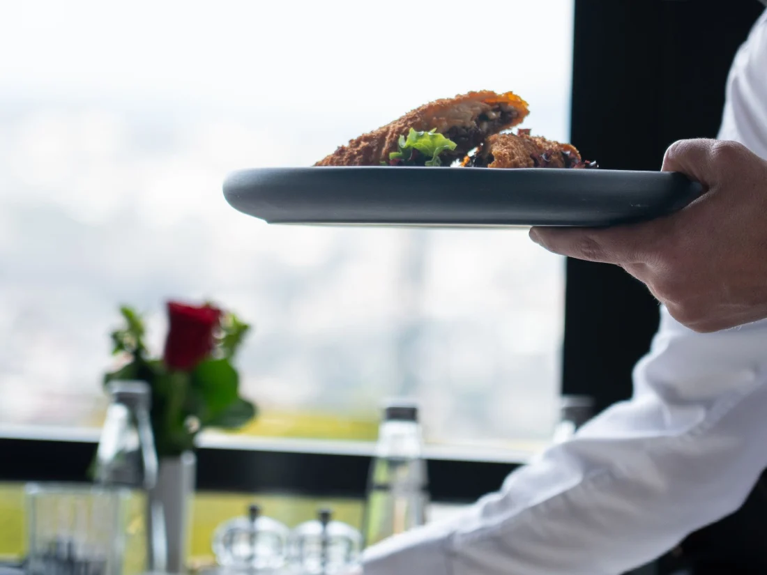 Camarero sirviendo un plato en un restaurante