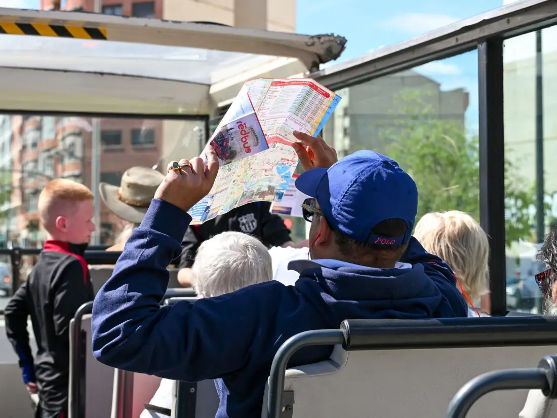 Grupo de turistas en un tour guiado