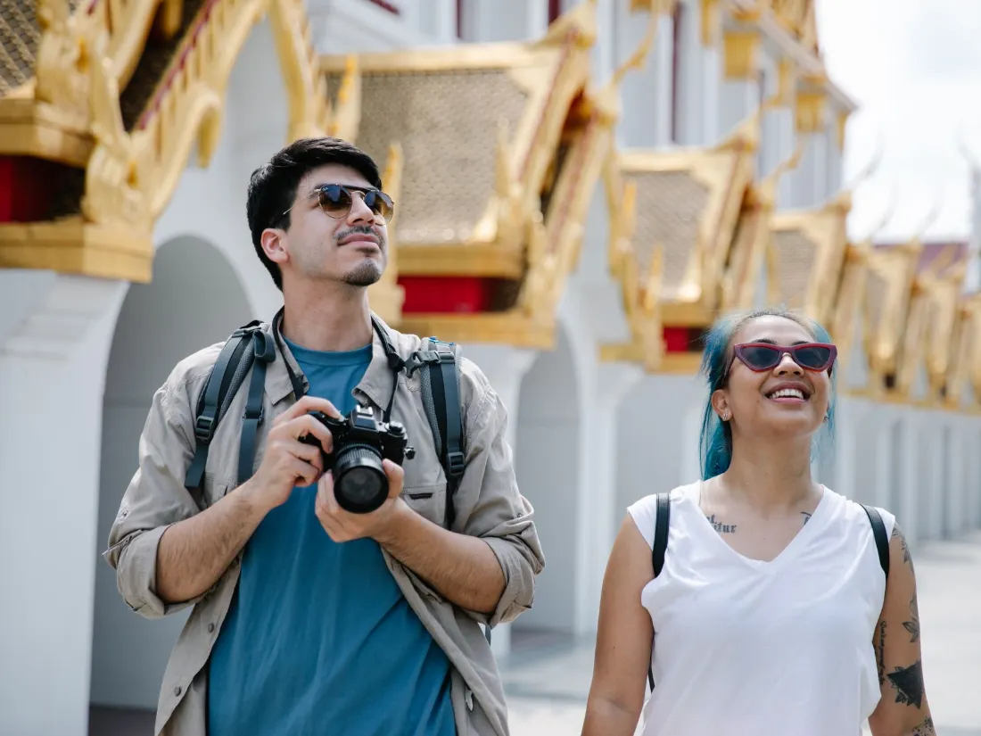 Viajeros con cámara recorriendo una ciudad